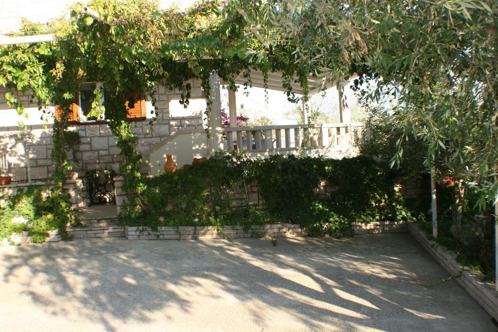 Apartments And Rooms Lea Bol Exterior photo