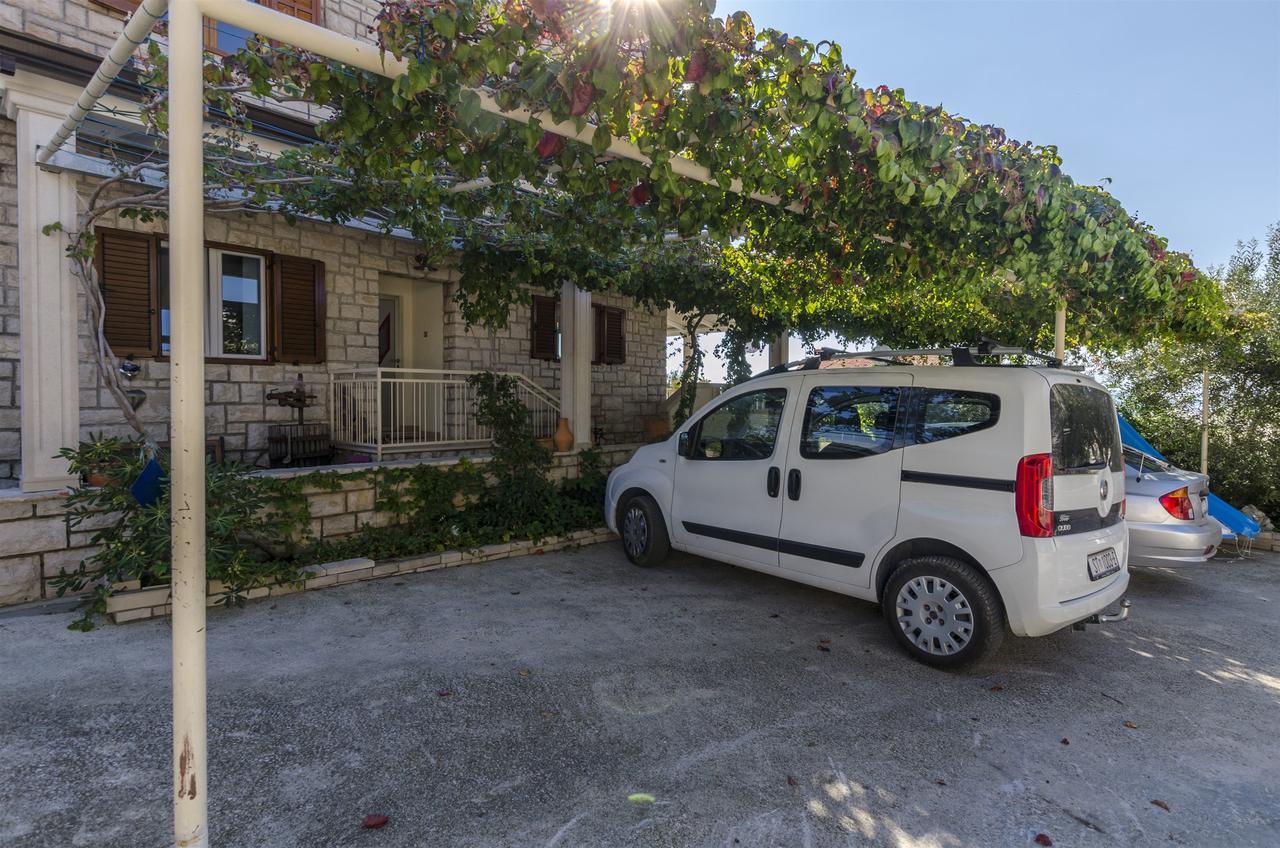 Apartments And Rooms Lea Bol Exterior photo