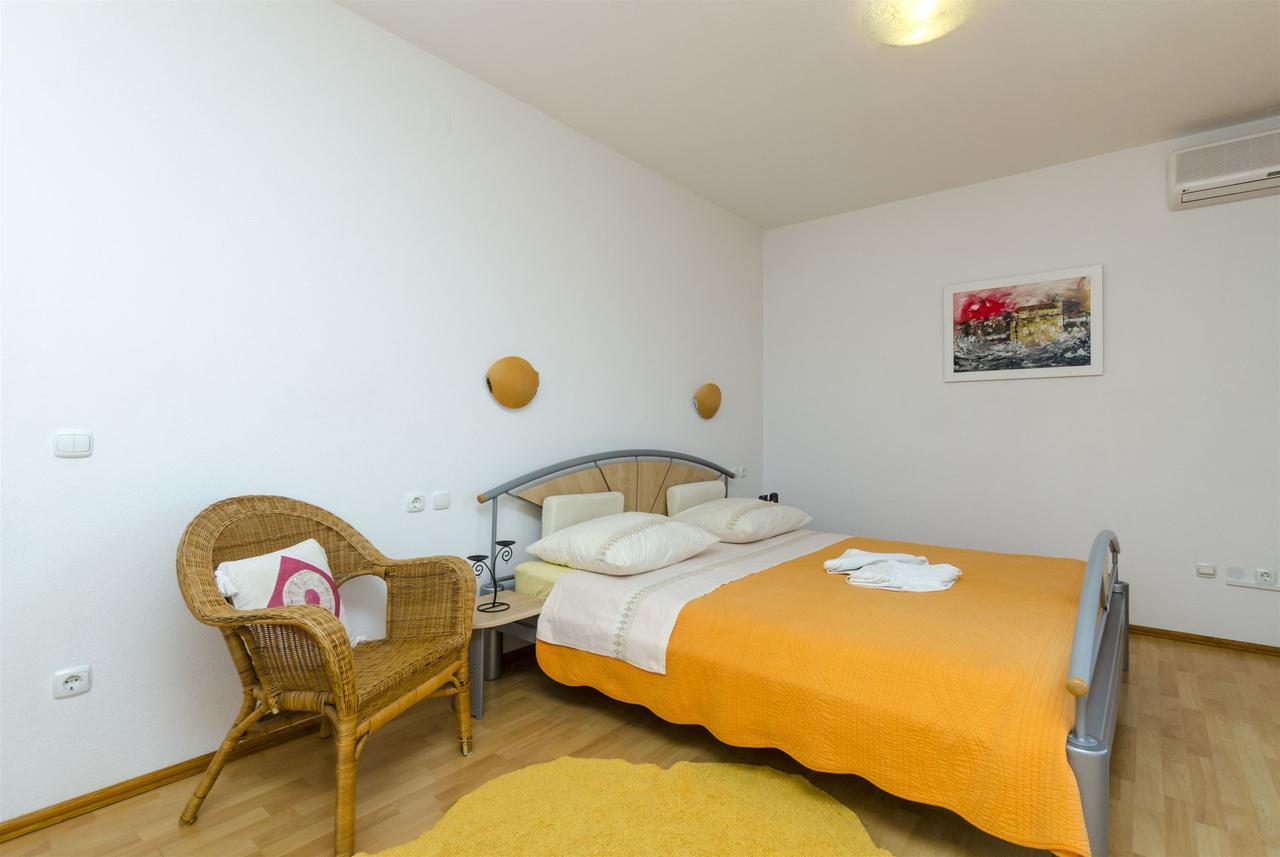 Apartments And Rooms Lea Bol Exterior photo