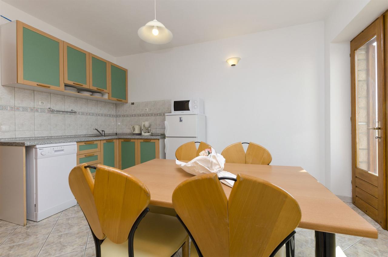 Apartments And Rooms Lea Bol Exterior photo